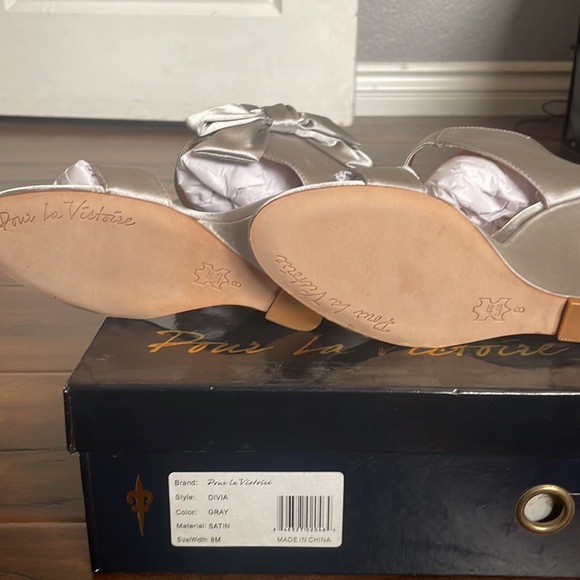 Light gray pour la Victoria wedge satin heel with bow. Beautiful shoe! - Picture 7 of 9
